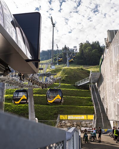 Die moderne Planai-Hauptseilbahn mit Panoramagondeln und das neue Parkhaus direkt neben der Talstation | © Roland Haschka
